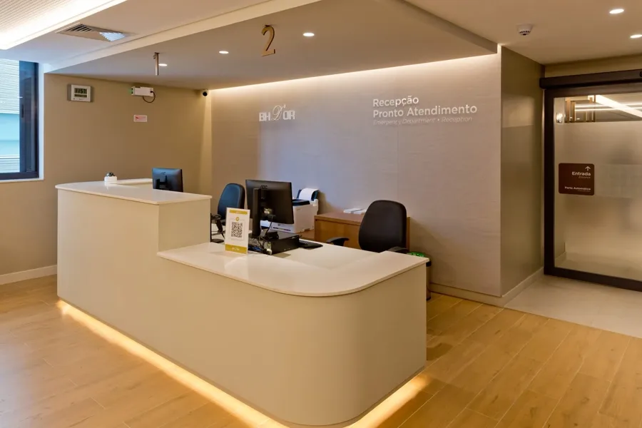 Balcão da recepção do pronto atendimento do Hospital BHD'Or